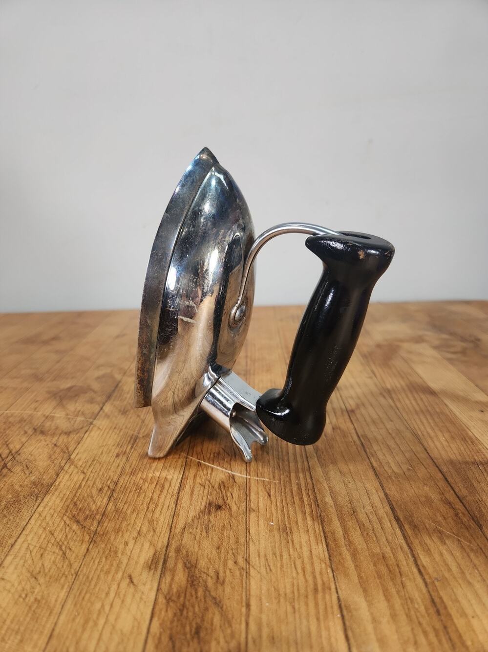 Vintage Singer Model T Travel Iron 250W Chrome Black Handle USA Sewing Decor